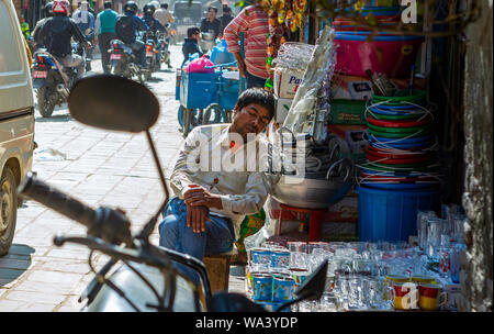 Kathmandu, Nepal November 03,2017: dösen Nepali vor einem Haus ware Shop in Kathmandu Stockfoto