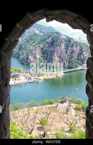 Haoming See und die Berge am Huanghua Cheng, der Großen Mauer von China Umgebung im Westen von Beijing, China durch einen Wind gerahmt Stockfoto