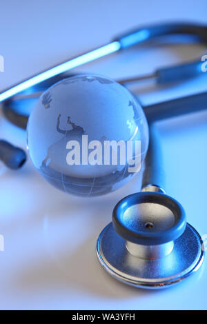 Nahaufnahme von einem Stethoskop mit globalen Stockfoto