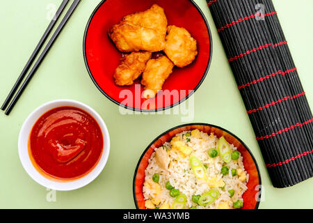 Im chinesischen Stil süß und sauer Gebratenes Huhn mit Ei gebraten Reis und Gemüse Stockfoto