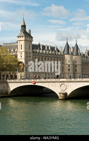 Palais de Justice (Justizpalast) Gebäude und Pont au Change Brücke mit Blick auf die Seine. Paris, Frankreich. Stockfoto