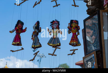 Kathmandu, Nepal-November 02,2017: traditionelle asiatische Marionette hängt in einem Andenkenladen in Kathmandu Stockfoto