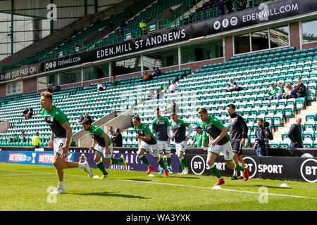 Edinburgh, Leith, Schottland, Großbritannien. 17. Aug 2019. 17. August 2019; Ostern Road, Edinburgh, Leith, Schottland, Scottish League Cup, Hiberian Football Club gegen Greenock Morton; Hibs Spieler Aufwärmen vor Kick off - redaktionelle Verwendung. Credit: Aktion Plus Sport Bilder/Alamy leben Nachrichten Stockfoto