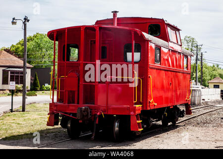 ESSEX, CT, USA - 24. Mai 2015: Connecticut Valley Railroad mit roten Diesellok Stockfoto