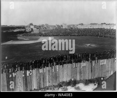 Das siegreiche Team, 1897. Boston gegen Baltimore, spielte in Baltimore; Englisch: Foto zeigt große Masse der Zuschauer auf den Tribünen sitzen auf Holz Zaun sowie ständigen Um den Umfang der Baseball Feld, die das Spiel beobachten. Stockfoto