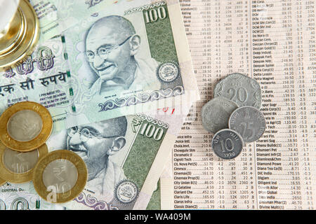 In der Nähe der indischen Währung mit einem finanziellen Zeitung Stockfoto