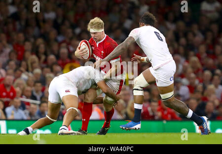 Wales' Aaron Wainwright (Mitte) wird von der England Courtney Lawes (rechts) und Lewis Ludlam während der Internationalen freundlich im Fürstentum Stadium, Cardiff in Angriff genommen. Stockfoto