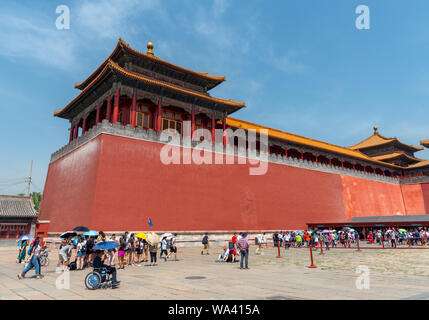 Peking, China - 5. Juni 2018: Der Meridian Tor des berühmten Forbidden palace Stadt mit einer Menge touristische Menschen warten auf den Palast in Peking eingeben Stockfoto