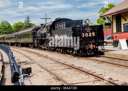 ESSEX, CT, USA - 24. MAI 2015: Connecticut Valley Railroad Dampflok Lok im Bahnhof. Stockfoto