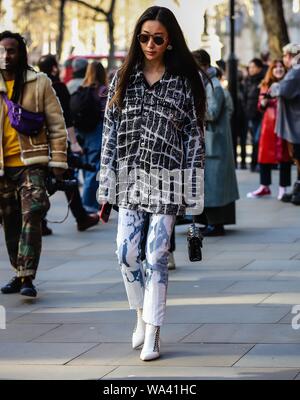 LONDON, Großbritannien - 15 Februar 2019: Frauen auf der Straße während der London Fashion Week. Stockfoto