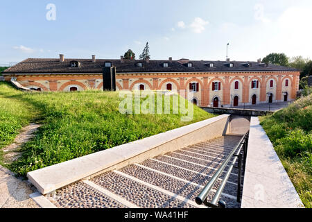 Alte Kaserne in Peschiera del Garda. In der Provinz Verona, Venetien, Italien, Europa. Stockfoto