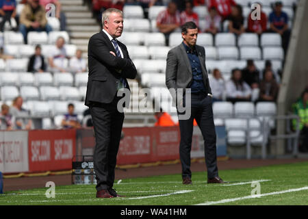 Sunderland, Großbritannien. 17 Aug, 2019. SUNDERLAND, ENGLAND, May 17 th Portsmouth Manager Kenny Jackett (links) Während der Sky Bet Liga 1 Übereinstimmung zwischen Sunderland und Portsmouth im Stadion des Lichts, Sunderland am Samstag, den 17. August 2019. Nur die redaktionelle Nutzung, eine Lizenz für die gewerbliche Nutzung erforderlich. Foto darf nur für Zeitung und/oder Zeitschrift redaktionelle Zwecke verwendet werden. (Credit: Steven Hadlow | MI Nachrichten) Credit: MI Nachrichten & Sport/Alamy leben Nachrichten Stockfoto
