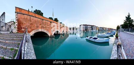 Die Voltoni Brücke. Peschiera del Garda, Provinz Verona, Venetien, Italien, Europa. Stockfoto