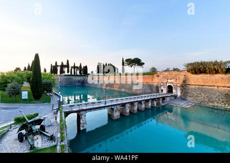 Der Eingang von Porta Brescia der Festung von Peschiera del Garda entfernt. In der Provinz Verona, Venetien, Italien, Europa. Stockfoto