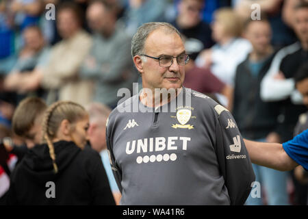 Wigan, Großbritannien. 17. Aug 2019. Marcelo Bielsa, Manager von Leeds, bevor der Himmel Wette Championship Match zwischen Wigan Athletic und Leeds United bei der DW Stadium, Wigan am Samstag, den 17. August 2019. Nur die redaktionelle Nutzung, eine Lizenz für die gewerbliche Nutzung erforderlich. Foto darf nur für Zeitung und/oder Zeitschrift redaktionelle Zwecke verwendet werden. (Quelle: Pat Scaasi | MI Nachrichten) Credit: MI Nachrichten & Sport/Alamy leben Nachrichten Stockfoto