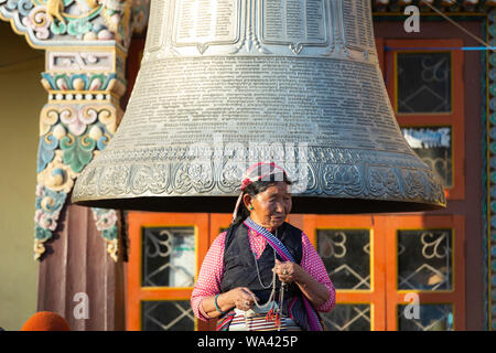 Kathamdu, Nepal - November 02,2017: Porträt eines alten tibetischen Frauen in traditioneller Kleidung mit einem Gebet Kette in der Hand. Stockfoto