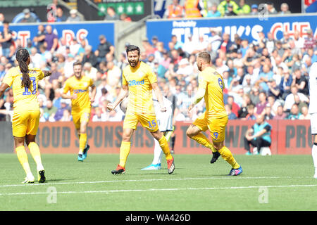 Swansea, Wales, UK. 17. Aug 2019. Joe Rafferty von Preston North End Streiks für den Ziel- und Kerben während der Sky Bet Championship Match zwischen Swansea City und Preston North End in der Liberty Stadium, Swansea am Samstag, den 17. August 2019. Nur die redaktionelle Nutzung, eine Lizenz für die gewerbliche Nutzung erforderlich. Foto darf nur für Zeitung und/oder Zeitschrift redaktionelle Zwecke verwendet werden. (Credit: Jeff Thomas | MI Nachrichten) Credit: MI Nachrichten & Sport/Alamy leben Nachrichten Stockfoto