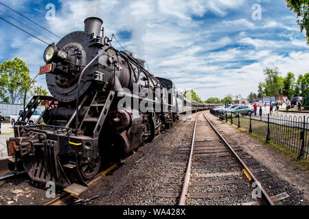 ESSEX, CT, USA - 24. Mai 2015: Connecticut Valley Railroad Dampflok Lok im Bahnhof mit schönen blauen Himmel und Wolken Stockfoto