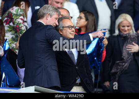 Liverpool, Lancashire, UK. 17 Aug, 2019. Premier League Football, Everton gegen Watford; Everton Direktor der Fußball Marcel Marken weist den Weg zum Club Besitzer Farhad Moshiri - redaktionelle Verwendung. Keine Verwendung mit nicht autorisierten Audio-, Video-, Daten-, Spielpläne, Verein/liga Logos oder "live" Dienstleistungen. On-line-in-Match mit 120 Bildern beschränkt, kein Video-Emulation. Credit: Aktion Plus Sport Bilder/Alamy leben Nachrichten Stockfoto