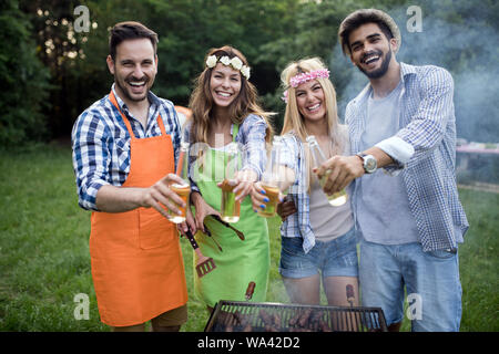 Gerne eine Gruppe von Freunden einen Grill im Freien in der Natur Stockfoto