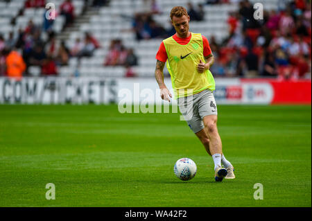 Sunderland, Großbritannien. 17 Aug, 2019. SUNDERLAND, ENGLAND AUG 17. Tom Naylor von Portsmouth während der Sky Bet Liga 1 Übereinstimmung zwischen Sunderland und Portsmouth im Stadion des Lichts, Sunderland am Samstag, den 17. August 2019. (Credit: Iam Brennen | MI Nachrichten) Credit: MI Nachrichten & Sport/Alamy leben Nachrichten Stockfoto