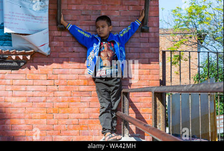 Kathmandu, Nepal-November 03,2017: Junge ernsthafte Suche asiatischen Jungen stolz präsentiert sich beim Spielen in einem Tempel Stockfoto