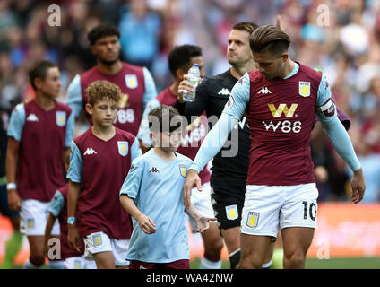 Aston Villa Jack Grealish (rechts) geht auf die Tonhöhe mit einem Maskottchen während der Premier League Match in der Villa Park, Birmingham. Stockfoto