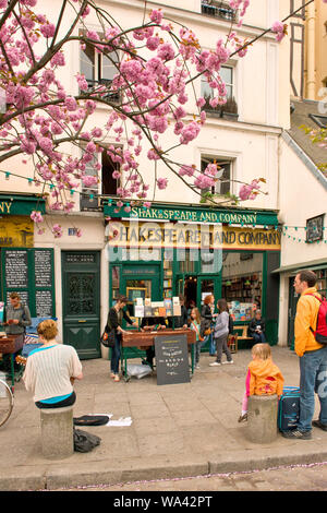 Berühmte englische Sprache Shakespeare und Company Buchhandlung. Paris, Frankreich Stockfoto