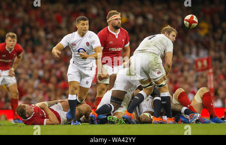 Fürstentum Stadium, Cardiff, Glamorgan, Wales, UK. 17. Aug 2019. International Rugby Test Match, Wales gegen England; Ben Youngs von England den Ball heraus - redaktionelle Verwendung. Credit: Aktion Plus Sport Bilder/Alamy leben Nachrichten Stockfoto