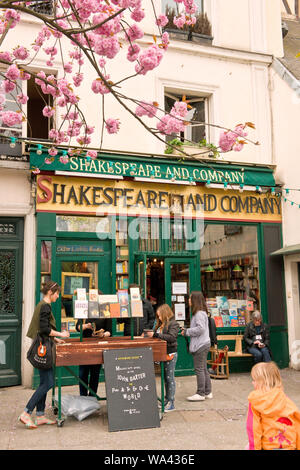 Berühmte englische Sprache Shakespeare und Company Buchhandlung. Paris, Frankreich Stockfoto