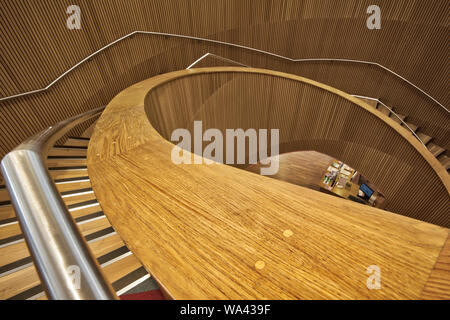 Spiralförmige Treppen mit Edelstahl Handläufe in Central London, England, Großbritannien Stockfoto
