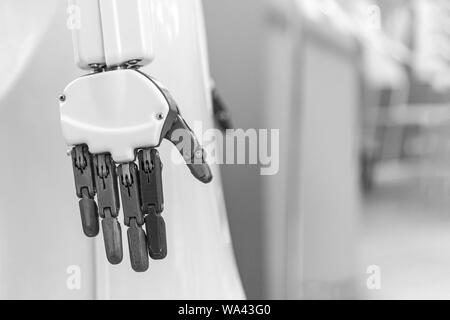 Schwarz-weiß Foto von der Hand eines humanoiden Roboters. Stockfoto