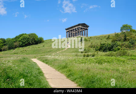 Steilen gewundenen Pfad zu dem Grafen von Durham's Monument, das auch als penshaw Monument in der Nähe von Washington, Sunderland, Tyne bekannt und Verschleiß Stockfoto