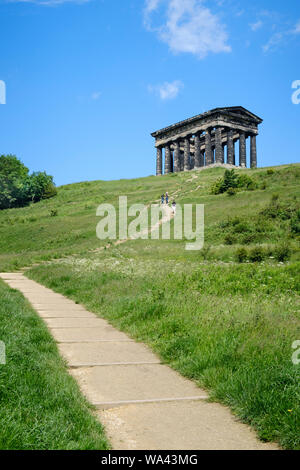 Steilen gewundenen Pfad zu dem Grafen von Durham's Monument, das auch als penshaw Monument in der Nähe von Washington, Sunderland, Tyne bekannt und Verschleiß Stockfoto