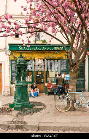 Berühmte englische Sprache Shakespeare und Company Buchhandlung. Paris, Frankreich Stockfoto