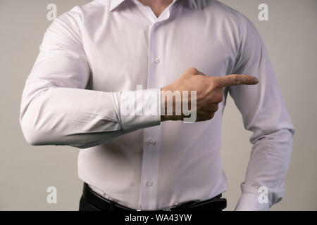 Raus hier. Portrait von Angry gut aussehender bärtiger junger Mann in blau casual style Shirt stehen und zeigt die Seite verlassen. indoor Studio shot, ich Stockfoto