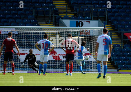 Blackburn, Großbritannien. 17. Aug 2019. Blackburn Rovers vorwärts Danny Graham öffnet die Riefen vom Elfmeterpunkt während der Sky Bet Championship Match zwischen Blackburn Rovers und Middlesbrough im Ewood Park, Blackburn am Samstag, den 17. August 2019. Nur die redaktionelle Nutzung, eine Lizenz für die gewerbliche Nutzung erforderlich. Foto darf nur für Zeitung und/oder Zeitschrift redaktionelle Zwecke verwendet werden. (Credit: Andy Whitehead | MI Nachrichten) Credit: MI Nachrichten & Sport/Alamy leben Nachrichten Stockfoto