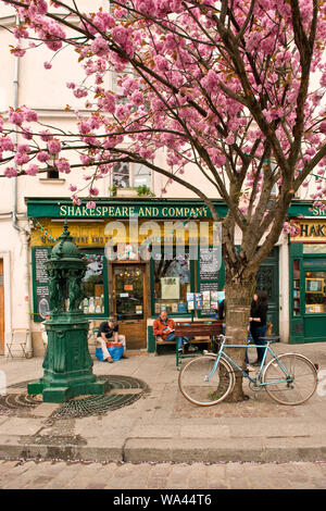 Berühmte englische Sprache Shakespeare und Company Buchhandlung. Paris, Frankreich Stockfoto