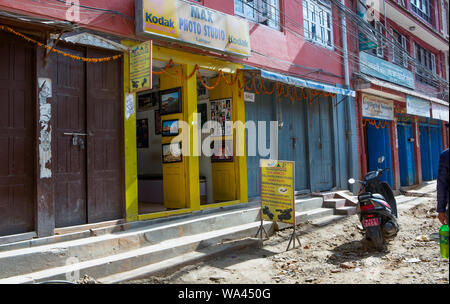 Kathmandu, Nepal: November 03,2017: Straße Vorderansicht in Kathmandu mit einem Photo Studio Stockfoto