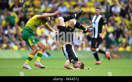 Norwich City Todd Cantwell (links) geht gegen Newcastle United Emil Krafth (rechts) während der Premier League Spiel im Carrow Road, Norwich. Stockfoto