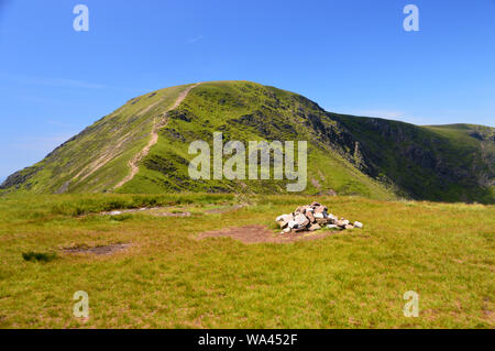 Der Pfad auf dem Wainwright Aal Crag (Crag Hügel) vom Gipfel Haufen von Steinen auf Segeln im Nationalpark Lake District, Cumbria, England, UK. Stockfoto