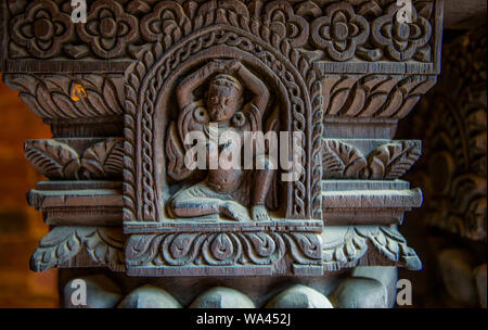 Kathmandu, Nepal November 03,2017: aus Holz geschnitzte hinduistische Gottheit in Patan Tempel in Kathmandu Stockfoto