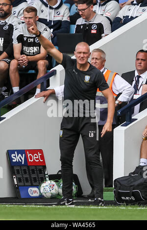 London, Großbritannien. 17 Aug, 2019. Sheffield Mittwoch Manager Lee Bullen Während der EFL Sky Bet Championship Match zwischen Millwall und Sheffield Mittwoch an der Höhle, London, England am 17. August 2019. Foto von Ken Funken. Nur die redaktionelle Nutzung, eine Lizenz für die gewerbliche Nutzung erforderlich. Keine Verwendung in Wetten, Spiele oder einer einzelnen Verein/Liga/player Publikationen. Credit: UK Sport Pics Ltd/Alamy leben Nachrichten Stockfoto