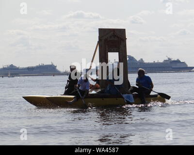 Viele lustige Konstruktionen fand in der jährlichen Self-made Boote Rennen in St. Petersburg, Russland Stockfoto
