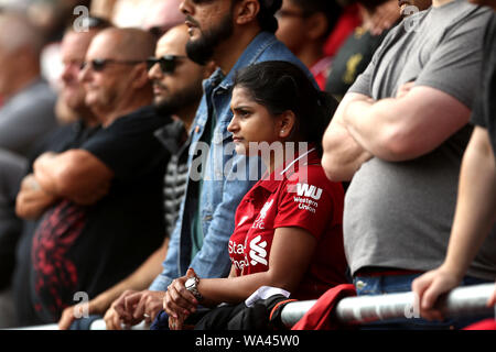 Liverpool fans beobachten während der Premier League Spiel in St Mary's, Southampton. Stockfoto