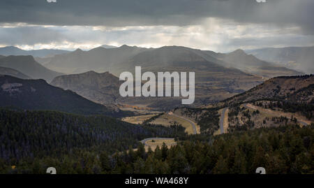 Am Nachmittag Gewitter über den Chief Joseph Scenic Byway, Wyoming, USA verschieben Stockfoto