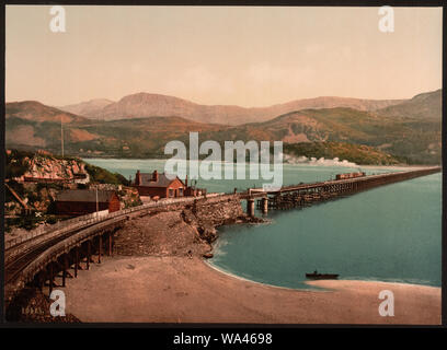 Brücke und Cader Idris (d. h. Cadair Idris), Tywyn, Wales; Teil: Blick auf Landschaft und Architektur in Wales im Photochrom print Collection.; Titel von den Detroit Publishing Co., Katalog J - Ausland Abschnitt. Detroit, Mich.: Detroit fotografische Begleitung, 1905.; Stockfoto