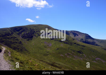 Die wainwrights Segeln & Aal Crag (Crag Hill) von Sail Pass-Pfad im Nationalpark Lake District, Cumbria, England, Großbritannien Stockfoto