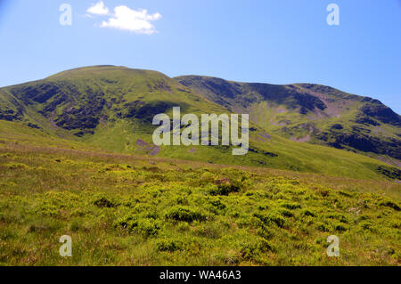 Die wainwrights Segeln & Aal Crag (Crag Hill) von Sail Pass-Pfad im Nationalpark Lake District, Cumbria, England, Großbritannien Stockfoto