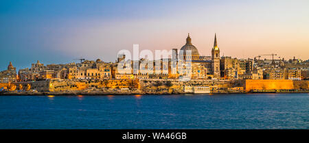 Sonnenuntergang Blick auf Valletta, die Hauptstadt von Malta. Stockfoto